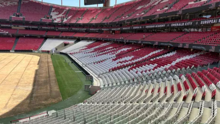 ActuSportsPT's tweet image. 🚧 Le Stade de la Luz s’agrandit pour accueillir 70 000 fans, avec des tribunes plus proches du terrain pour plus de confort et de proximité.

🌱 Le nouveau gazon sera posé bientôt, et les travaux seront finis pour la saison 2026/27.

#StadedaLuz #Agrandissement #Benfica