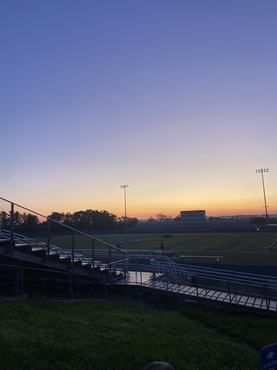 Coach__Dwyer's tweet image. A gazelle wakes up & it knows it must outrun the fastest lion or it will be killed.
A lion wakes up & It knows it must run faster than the slowest gazelle, or it will starve.
It doesn't matter whether you're the lion or a gazelle-when the sun comes up, you'd better be running