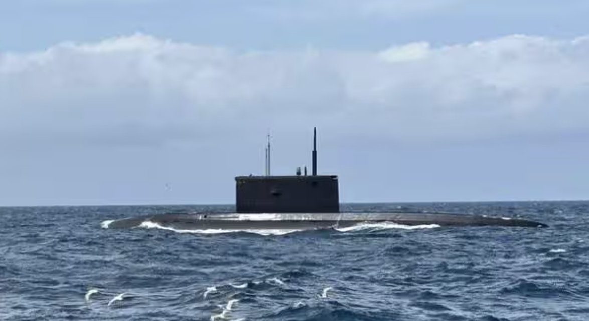 🇷🇺🇫🇷⚓️ INSOLITE | Un sous-marin russe a fait surface samedi devant un chalutier français en train de pêcher au large des Côtes-d’Armor. Les pêcheurs ont pu le photographier.