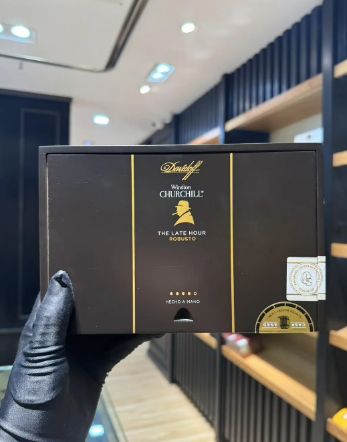 LiyaMaria1986's tweet photo. Davidoff Dark Hours Robusto 🌒
127mm · Ring 52 · Bold &amp; rich
Notes of cocoa, pepper, leather, honey, &amp; coffee 🍫🌸☕️
Perfect with rum or whisky 🥃
Handcrafted in the Dominican Republic 🇩🇴
#CA #FL #NV #USA #cigar #robusto #luxurycigar 🍂 https://t.co/viP9Lqvx0D
