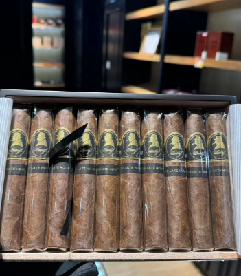 LiyaMaria1986's tweet photo. Davidoff Dark Hours Robusto 🌒
127mm · Ring 52 · Bold &amp; rich
Notes of cocoa, pepper, leather, honey, &amp; coffee 🍫🌸☕️
Perfect with rum or whisky 🥃
Handcrafted in the Dominican Republic 🇩🇴
#CA #FL #NV #USA #cigar #robusto #luxurycigar 🍂 https://t.co/viP9Lqvx0D