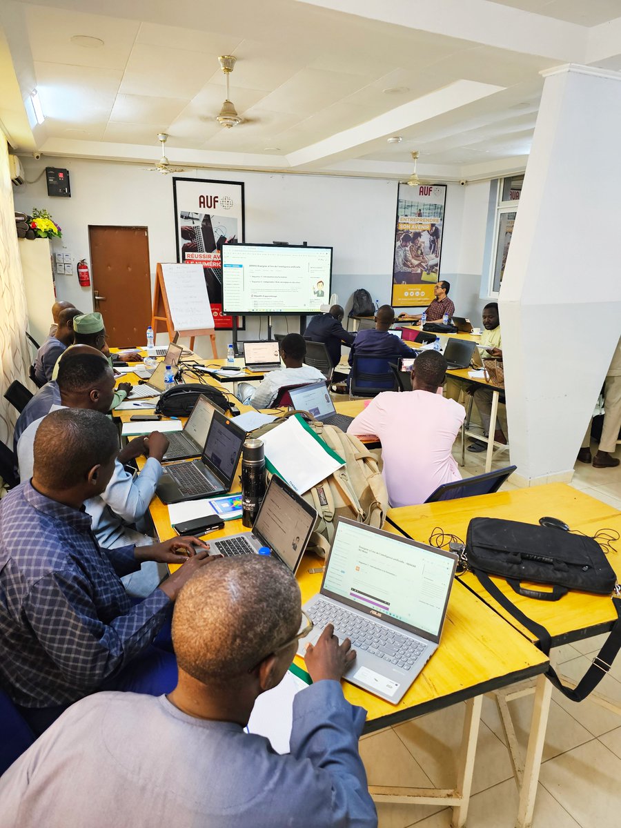 L’IFIC poursuit son accompagnement en Afrique francophone - cette fois-ci au Tchad !
👨‍🏫1 parcours, formations hybrides, 17 participants, 3 établissements de l’AUF au Tchad formés !
🔗Attestations sur la #Blockchain
🌐l.auf.org/Formation-T
📩ific@auf.org
#TransformationNumérique