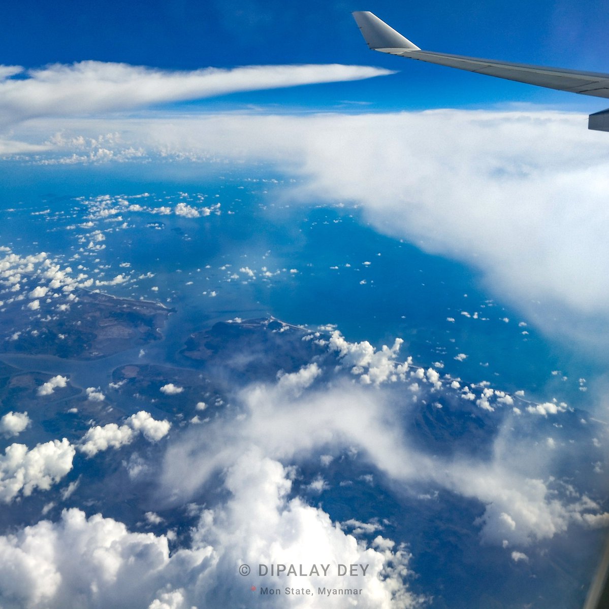 dipalay's tweet image. 38,000ft above Ye District in Mon State of Myanmar 🇲🇲! 

A bird's-eye perspective of the Andaman Sea, a river delta and distant view of the Marcos Island, partially veiled by clouds. 

A snapshot captured with a wing view ✈️🌫️ 🙂. 

#AerialView #WingWednesday #A330