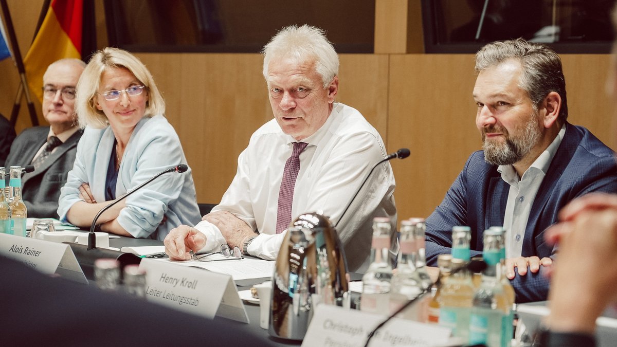 ✂️🧾 #Bürokratieabbau als Grundhaltung &amp; Verpflichtung!
Bundesminister Rainer bespricht mit Verbänden Maßnahmen für weniger Bürokratie &amp; für eine Stärkung der Wettbewerbsfähigkeit.
⏩️ Eine seiner ersten Amtshandlungen: Einrichtung einer Stabsstelle Bürokratieabbau im BMLEH.