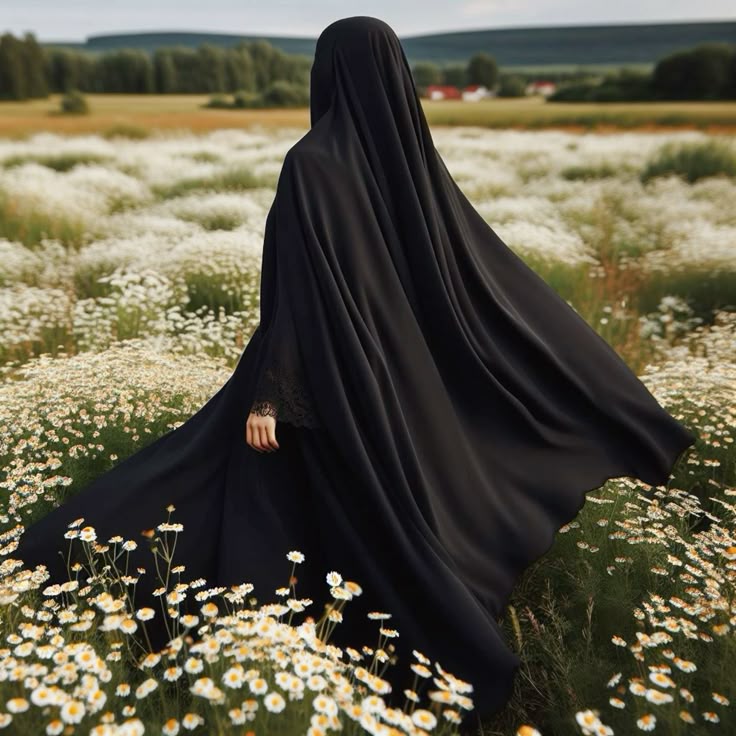 كيف؟!

ترى كيف يكون شعورك
وأنت تجد صورة أبنتك أو زوجتك في هاتف شاب من الشباب؟!
وهو يتمعن فيها ليل نهار
وكيف أن وجدت الصورة عند عشرات أو مئات الشباب؟!
هذا الوضع حرفيآ لمن تضع صورتها على حسابها في اي تطبيق
أو تنشر صورتها في اي مناسبة
عزيزتي؛ أنت توزعين صورتك بالمجان على الرجال