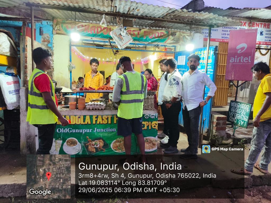 Today Food quality testing squad of Gunupur Municipality tested at various Hotels and stalls near Jagannath Temple. Food Inspector, Executive officer, ULB staffs coordinate this raid. Food quality, hygiene, use of dustbin are ensured in this occasion.