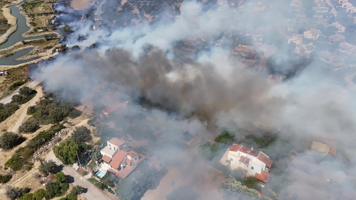 Çeşme Ildır Mahallesi’nde otluk alanda çıkan yangına ekiplerimiz 7 araç ve 40 personelle müdahale ediyor.

Yangının yerleşim alanlarına sıçramaması için Orman Bölge Müdürlüğünün hava desteğiyle birlikte sahadayız. Rüzgarın etkisiyle Germiyan ve Urla Nohutalan yönünde ilerleyen