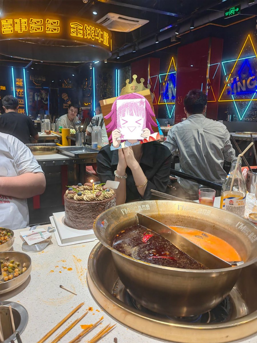 Liang_aqours's tweet photo. 很庆幸重庆的出差之旅，让我见到了阔别已久的大学室友。他是当兵两年后回来成为了我一年的室友，自律和行动是我对大哥最简单直接的印象。我们见面没有想象中的激动和千言万语，有的是别离后重逢时不苟言语的满足感。
观音桥的繁华让我感到燥热，晚上为聪明可爱小伯伯庆生，见到了不一样角度的前辈✨。 https://t.co/Ugbaiy1oFd