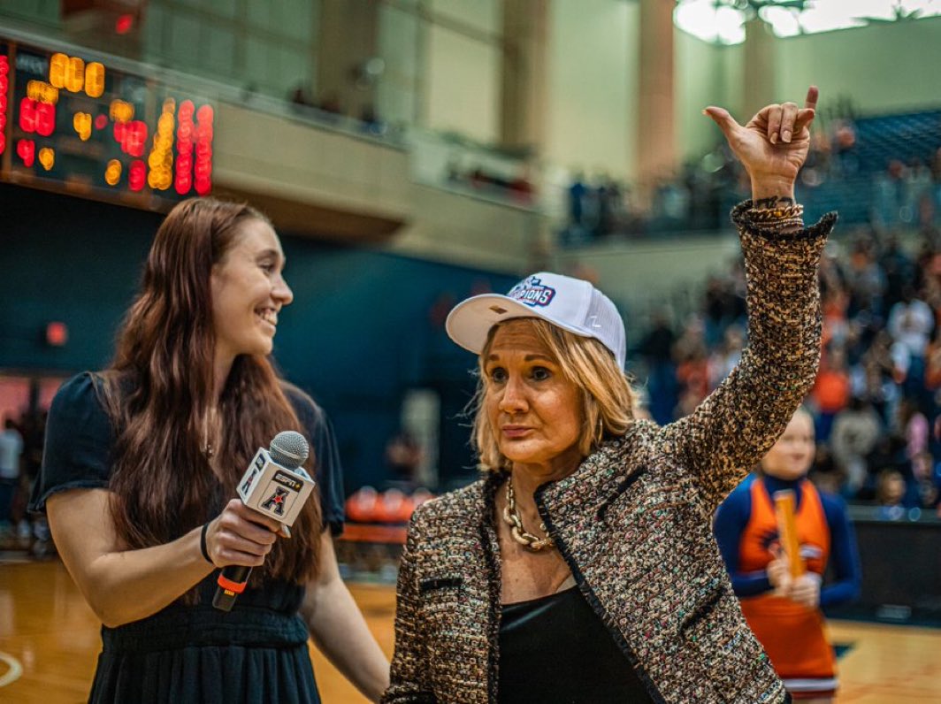 SAFinestbball's tweet photo. Finest great and former Road Runner, Carlie Heineman, on the mic! 

Basketball opens so many doors! https://t.co/WnmGNJcUB3