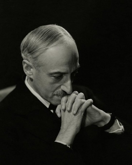 Ahlakı zayıf, terbiyesi kıt toplum, içindeki zorbalara ve soygunculara hayranlık duyar.  

Andrè Maurois