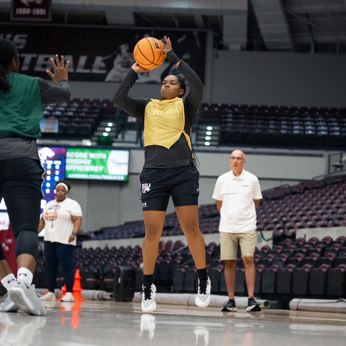 SIU_WBasketball's tweet image. Wishing a happy birthday to Jaeda Whitner today!! 🥳