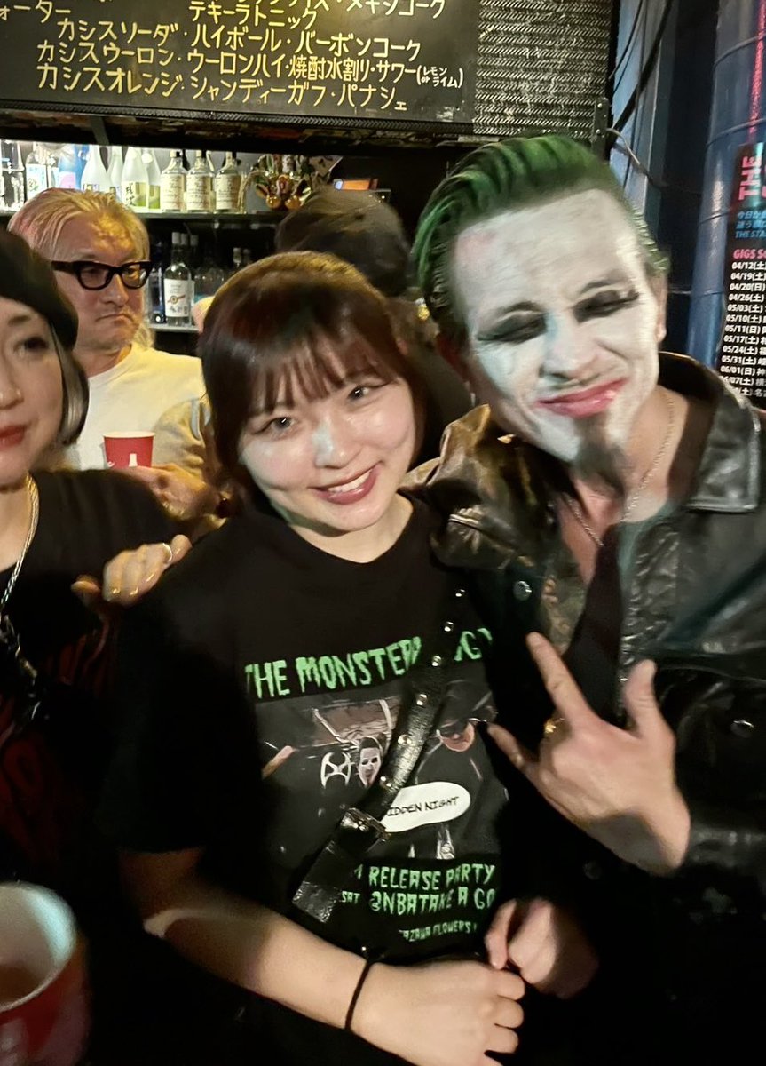elovissato's tweet photo. まさかのサプライズで娘がLIVEを観に来ていて、、
観に来るの奥さんだけだと思っていたから
ビックリした‼️
#FORBIDDENNIGHT #TheMonsteraGoGos
#Smashyourface
#Cracks
#Fuckonthebeach https://t.co/BVHQYyaI14