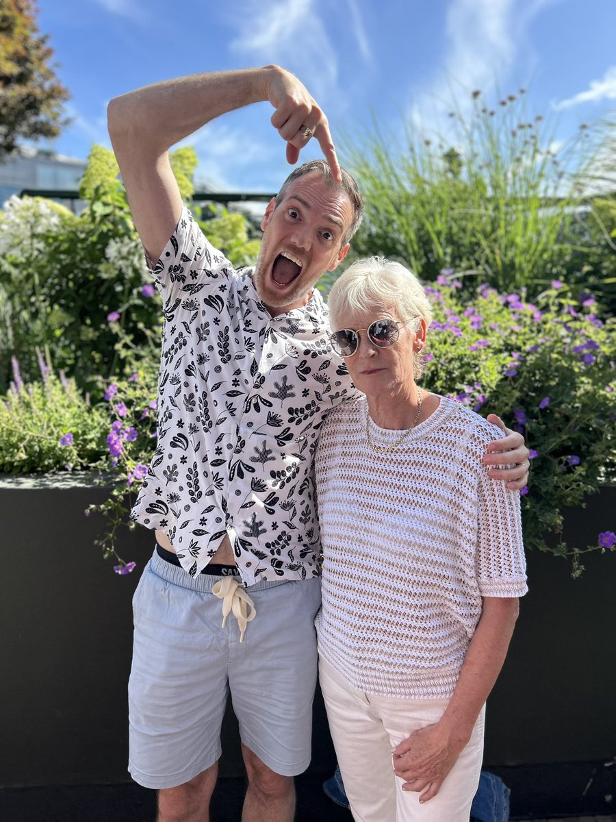 Duncan__Murray's tweet image. FOUND HER! And she was DELIGHTED! Get the pims in mum!!
@JudyMurray @Wimbledon 🏏 ☀️