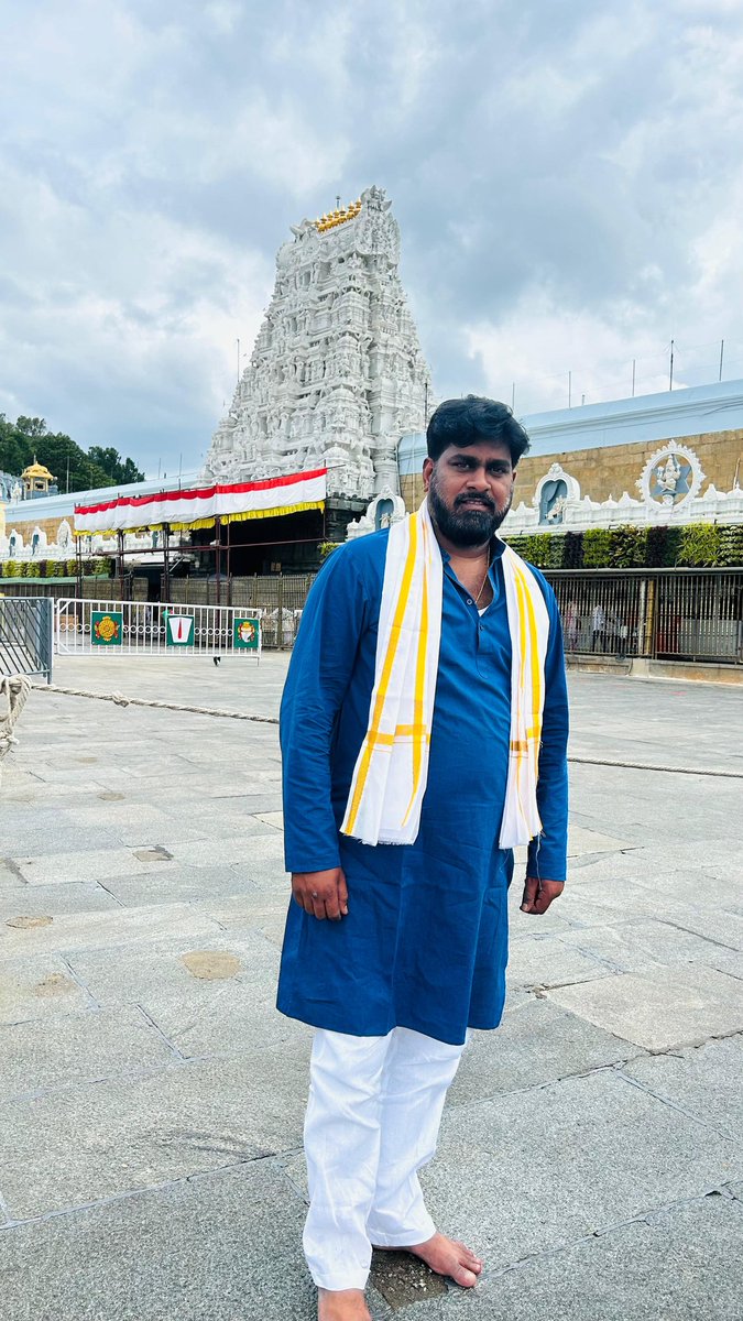 JSPsathishNSK's tweet image. కలియుగ ధైవం తిరుమల శ్రీ వెంకటేశ్వర స్వామి వారి దర్శనం..
ఓం నమో నారాయణాయః 🙏🏼
కూటమి గెలిచిన సందర్బంగా గత సంవత్సరం ఇదే రోజున వచ్చి మొక్కు తీర్చుకున్న, మళ్ళీ ఇదే రోజున దర్శనం చేసుకోవడం యాద్రుచికంగా కలిసి వచ్చింది.😊
జులై 2