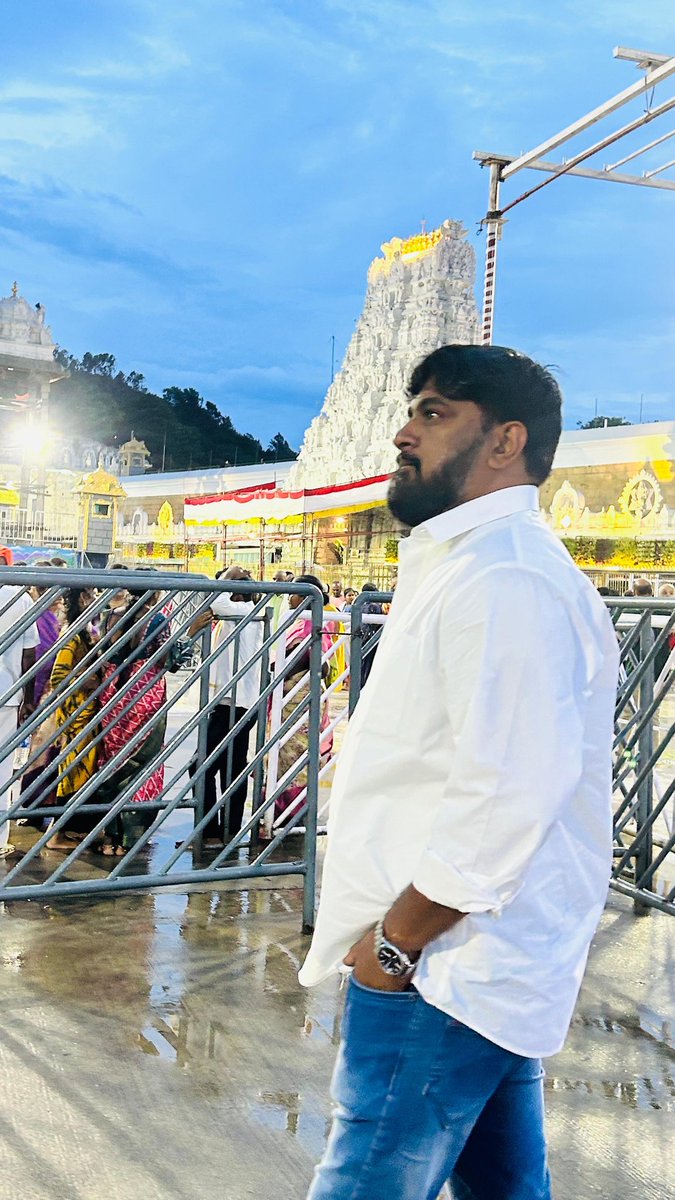 JSPsathishNSK's tweet image. కలియుగ ధైవం తిరుమల శ్రీ వెంకటేశ్వర స్వామి వారి దర్శనం..
ఓం నమో నారాయణాయః 🙏🏼
కూటమి గెలిచిన సందర్బంగా గత సంవత్సరం ఇదే రోజున వచ్చి మొక్కు తీర్చుకున్న, మళ్ళీ ఇదే రోజున దర్శనం చేసుకోవడం యాద్రుచికంగా కలిసి వచ్చింది.😊
జులై 2