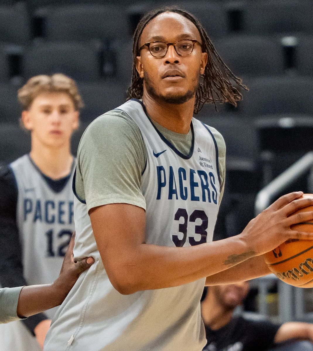 esidery's tweet photo. Myles Turner’s stats since 2023-24 in games without Tyrese Haliburton:

14.3 points
5.8 rebounds
1.4 blocks
24.6 3PT%

Indiana is definitely banking on Turner regressing on the Bucks without Haliburton setting him up. https://t.co/c9h31opmZK