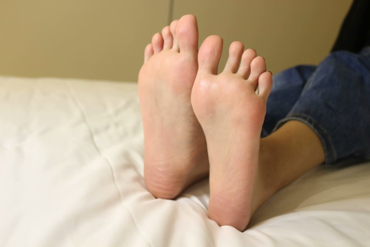 不会真有傻逼贱狗闻着骚红臭脚就能闻的到流精吧 #恋足癖 #贱狗 #女S