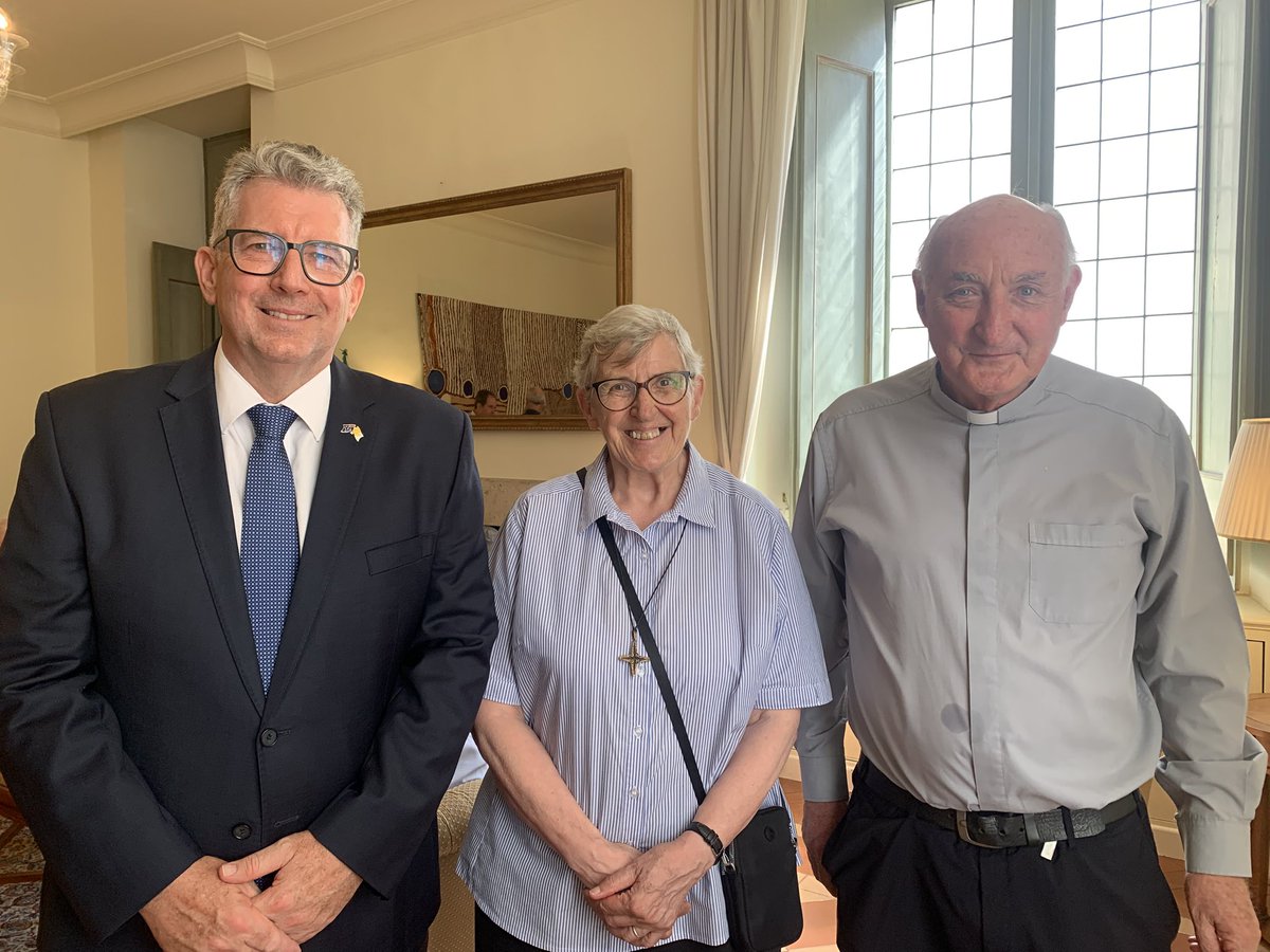 AusAmbHolySee's tweet image. It’s always a great pleasure to catch up with the community of religious and lay Australians at the Holy See and share a refreshment during this hot Roman summer.