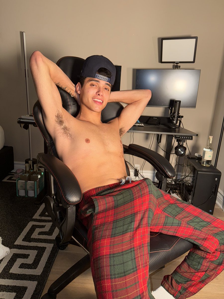 deleting in 31 hours, but whoever rts and says hi, i'll send nudyz in dm