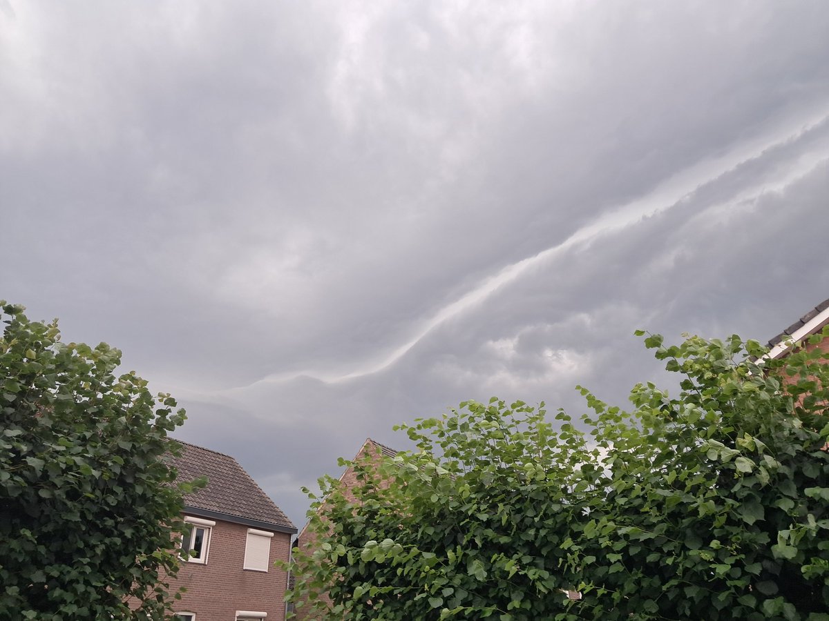 Hans_Hoe's tweet photo. Dat gaat wat worden zometeen..
#onweer @BuienRadarNL @KNMI_weer @RTLnieuws #schimmert https://t.co/Gdr2TGtrIC