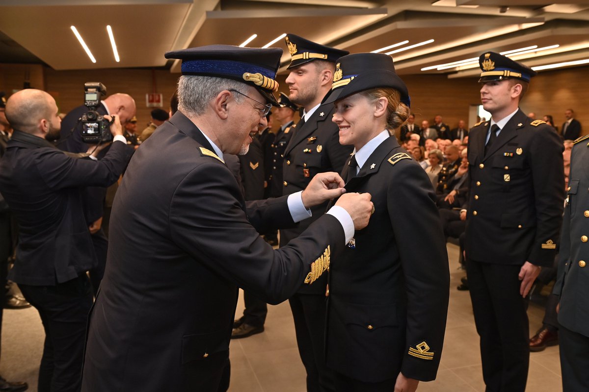 SM_Difesa's tweet image. Gen #Portolano: "Congratulazioni agli Ufficiali che hanno ricevuto oggi le #Aquile di #pilota militare. Siate #leader e capaci di fondere tecnica e strategia, istinto e razionalità, azione e riflessione"

#Difesa #ForzeArmate #2luglio