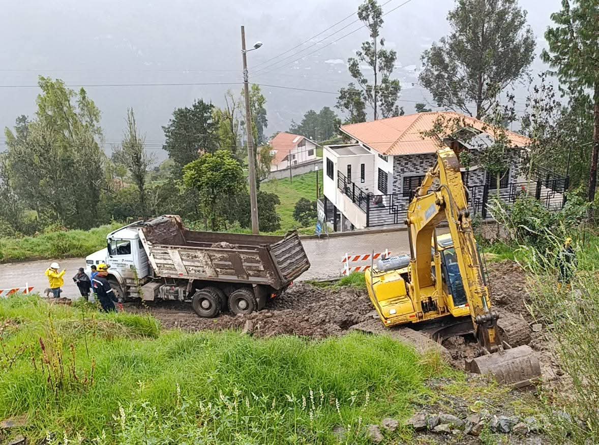 quintanilla_ale's tweet photo. ¡La vía #Parig se pone guapa! 🚧💪

 En #Guachapala, junto al alcalde Paulo Cantos, estamos trabajando en la colocación de asfalto, veredas, bordillos y canal de agua. 

#ASFALTAREP haciendo realidad el cambio de la matriz vial en la provincia. 

#AsfaltarEP #ObrasQueTransforman https://t.co/0C8h1lEkh4
