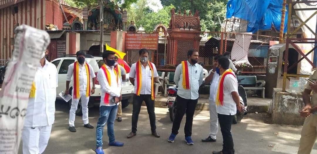 Gurudevnk16's tweet photo. 2020ರಲ್ಲಿ ಎರಡು ನುಡಿ ನೀತಿ ಜಾರಿಗಾಗಿ, ಕರೋನ ಮತ್ತು ಡಬಲ್ ಇಂಜಿನ್ ಸರ್ಕಾರ ಇದ್ದಂತಹ ಸಂದರ್ಭದಲ್ಲಿ ಐದು ವರ್ಷಗಳ ಹಿಂದೆ ಮೈಸೂರು ಬ್ಯಾಂಕ್ ಸರ್ಕಲ್ ನಲ್ಲಿ ಮಾಡಿದ ಹೋರಾಟ, 
ಪೊಲೀಸರು ನಮ್ಮನ್ನು ಸುತ್ತುವರೆದುಅಂದು ನಮ್ಮೆಲ್ಲರ ಮೇಲೆ ಎನ್ ಡಿ ಆರ್ ಎಫ್ ಆಕ್ಟ್ ಅಡಿಯಲ್ಲಿ (ಕೊರೋನ ಸಂದರ್ಭದಲ್ಲಿ) ಪ್ರಕರಣ ದಾಖಲಿಸಿದ್ದರು.
ಇಂದು ಕನ್ನಡ ಕನ್ನಡ ಎಂದೇಳಿಕೊಂಡು ಈಗ ಅಧಿಕಾರಕ್ಕೆ ಬಂದಿರುವ ಕಾಂಗ್ರೆಸ್ ನೇತೃತ್ವದ ಸರ್ಕಾರ #ಎರಡುನುಡಿಪದ್ಧತಿ ಜಾರಿಗೆ ತರಲು ಮೀನ - ಮೇಷ ಎಣಿಸುತ್ತಿದೆ.
ಅಂದಿನ ಹೋರಾಟದ ಫೇಸ್ಬುಕ್ ಲಿಂಕ್ 👇
https://t.co/BHtXg8sKSM

#ಎರಡು_ನುಡಿ_ನೀತಿ_ಜಾರಿಗೆ_ತನ್ನಿ 
#ಹಿಂದಿಹೇರಿಕೆವಿರುದ್ಧಸಮರ