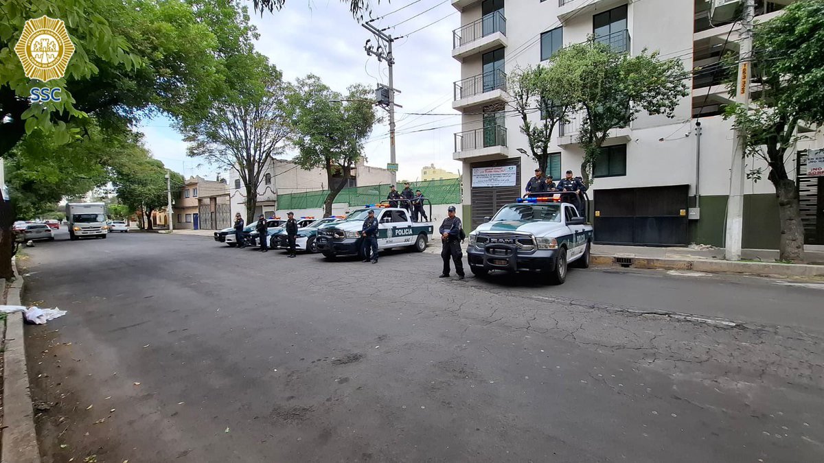 SSC_CDMX's tweet photo. En la zona #Poniente de la ciudad, oficiales del sector #LaRaza, con apoyo de los sectores #Clavería y #Cuitláhuac, realizaron un dispositivo de seguridad en los 9 cuadrantes de esa zona que incluyen colonias como #LaRaza, #ProHogar, #Arenal, #BarrioDeColtongo, #Cosmopolita, #IndustrialVallejo, #Porvenir y #TrabajadoresDeHierro, con el objetivo de inhibir delitos como homicidios y el robo de vehículos. 👮🏻👮🏻‍♂️🚔