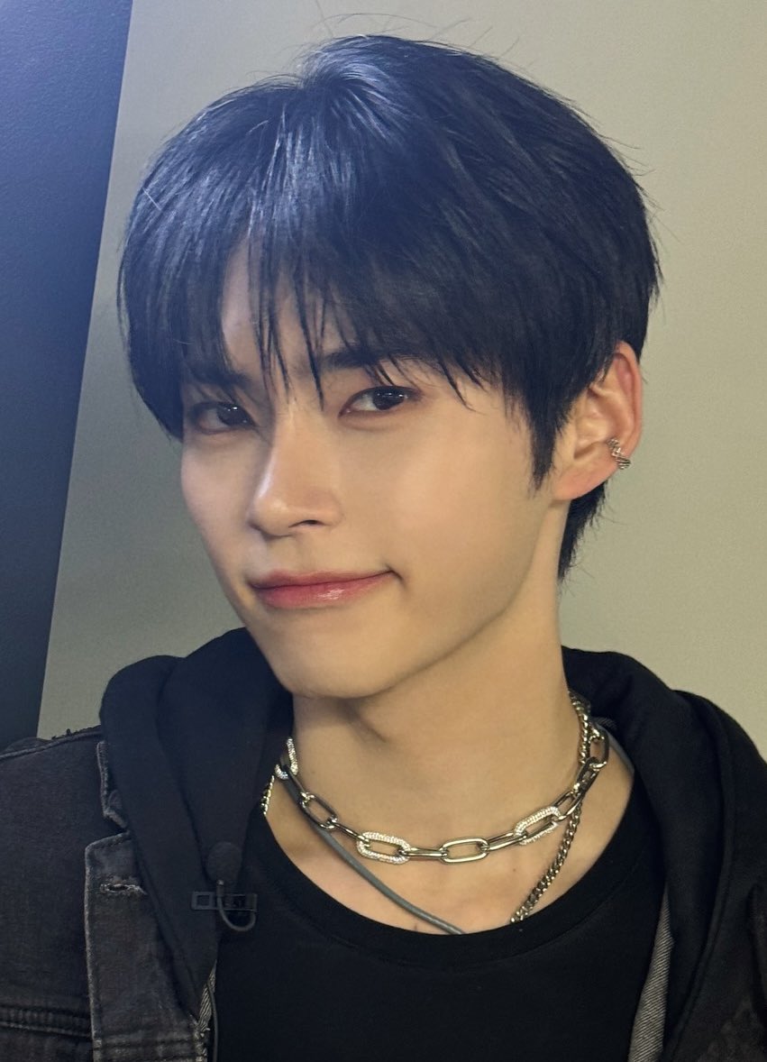 stillwithanbin's tweet photo. actually the most gorgeous boy ever https://t.co/1Rh1XNaPQ8