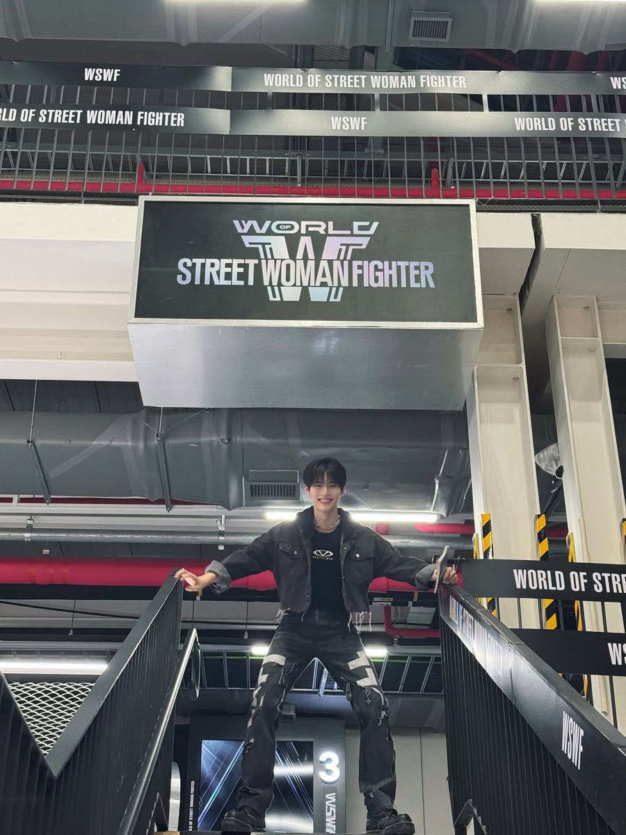shbpics's tweet photo. 179.9 cm binini in his workplace (playground) 😁 https://t.co/aJRvqVEZ5S