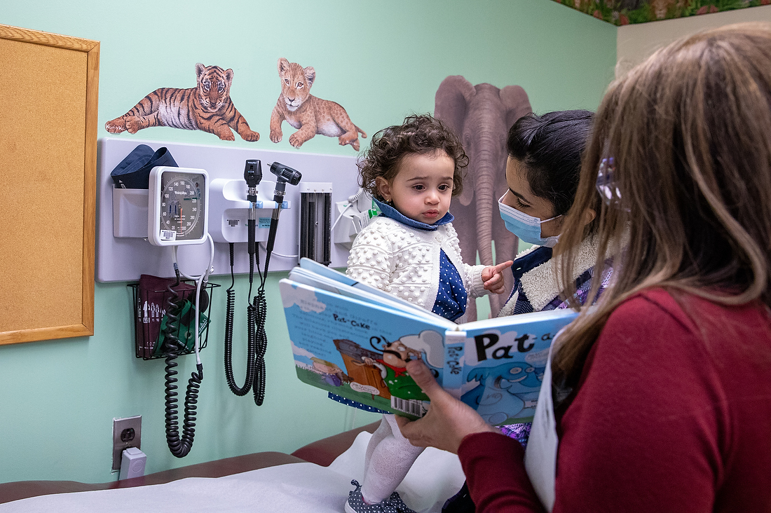 HealthyStepsZTT's tweet image. HealthySteps integrates #EarlyLearning support into pediatric primary care by offering families concrete strategies, activities, and tools for subjects including language and literacy. 🗣️📕 

Learn more: healthysteps.org/resource/healt…