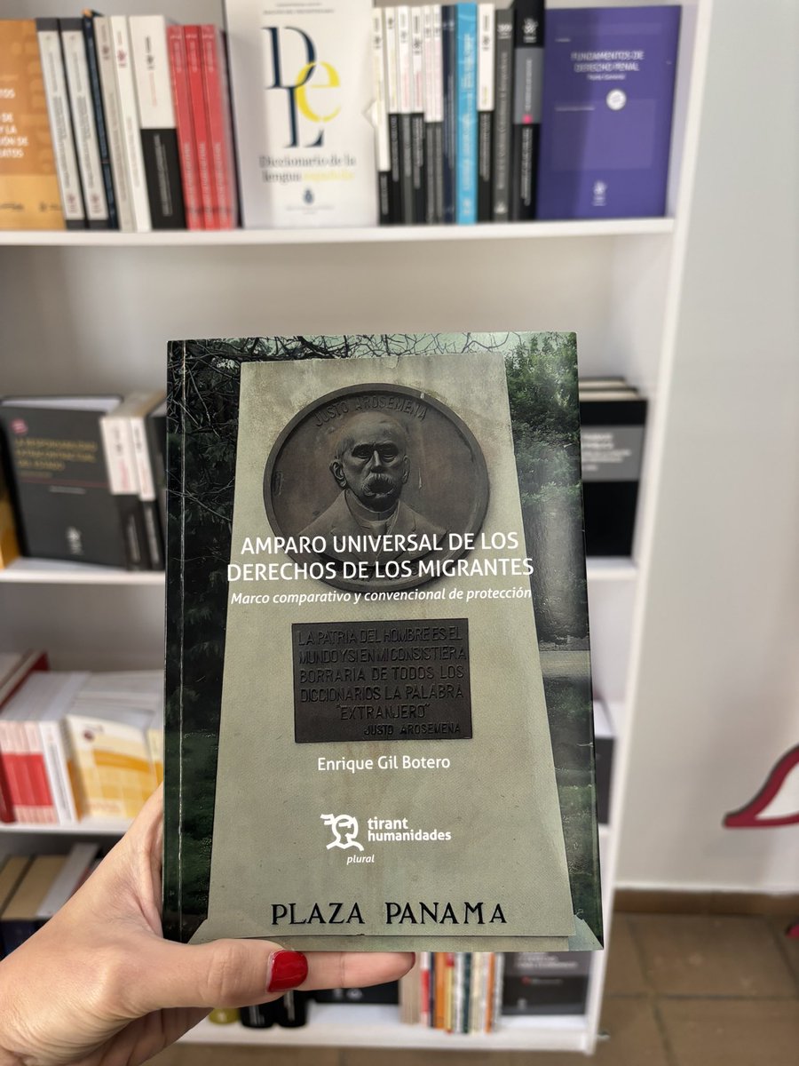 Recomendadísimo: "Amparo Universal de los derechos de los migrantes" del jurista <a href="/EnriquegilbGil/">Enrique Gil Botero</a>. Un libro absolutamente pertinente para entender los desafíos actuales en la protección de los derechos humanos de las personas migrantes.