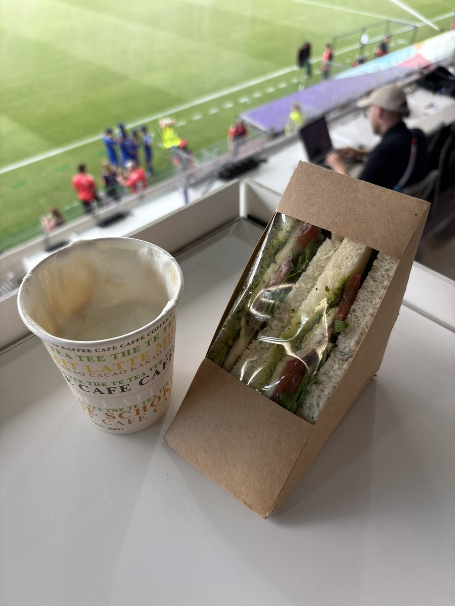 Les journalistes scandinaves ne seront pas dépaysés par les prix en vigueur dans la zone média de l’<a href="/WEURO2025/">UEFA Women's Nations League</a>. Un café de machine automatique, un sandwich triangle: 15.-