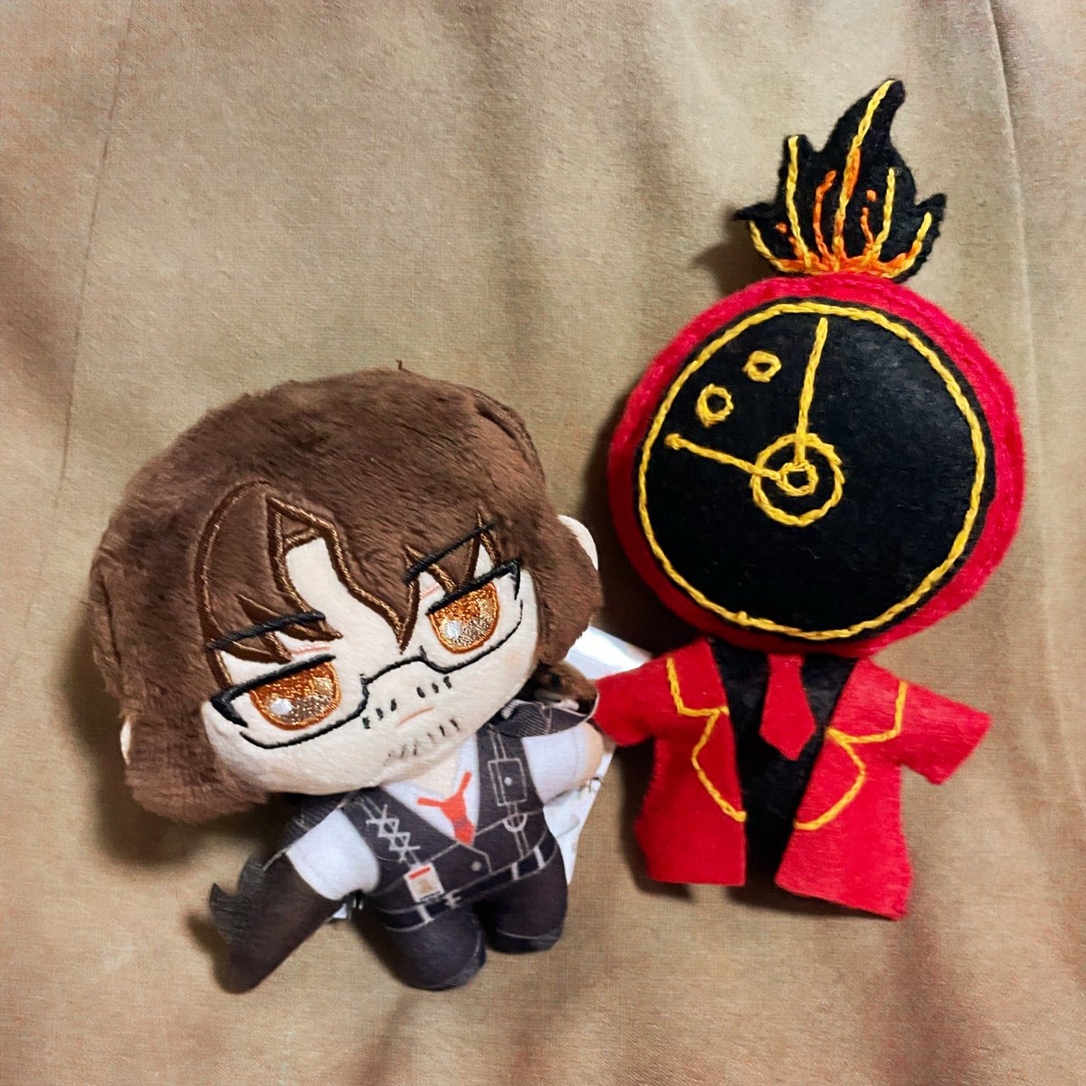 囚人ぬいが届いたよ〜！明日外に出してあげますからね！写真はひと足先にお迎えしていたグレおじぬいと手作りダンテぬい（マスコット）