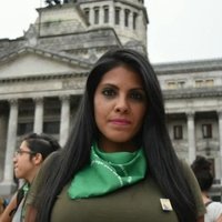 🛑 Gravedad institucional absoluta.
Detuvieron a Eva Mieri, concejala de Quilmes, y Alexia Abaigar sigue presa.
El avance del Estado policial arrasa las garantías básicas.
El Poder Judicial actúa como brazo ejecutor de la persecución política que ordena el Gobierno Nacional.
Esto