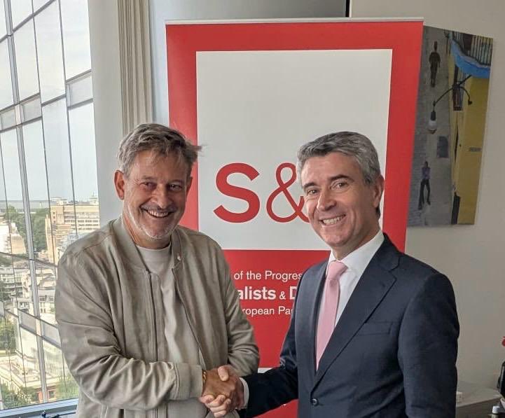 Javier Moreno Sánchez (@j_morenosanchez) on Twitter photo 🤝 Hoy me he reunido con <a href="/jl_carneiro/">José Luís Carneiro</a>, nuevo líder del <a href="/psocialista/">psocialista</a> de Portugal.
España y Portugal compartimos algo más que frontera: compartimos una visión socialdemócrata de Europa, basada en la justicia social, la solidaridad y el progreso.
🇪🇸🇵🇹🇪🇺 🤝 Hoy me he reunido con <a href="/jl_carneiro/">José Luís Carneiro</a>, nuevo líder del <a href="/psocialista/">psocialista</a> de Portugal.
España y Portugal compartimos algo más que frontera: compartimos una visión socialdemócrata de Europa, basada en la justicia social, la solidaridad y el progreso.
🇪🇸🇵🇹🇪🇺
