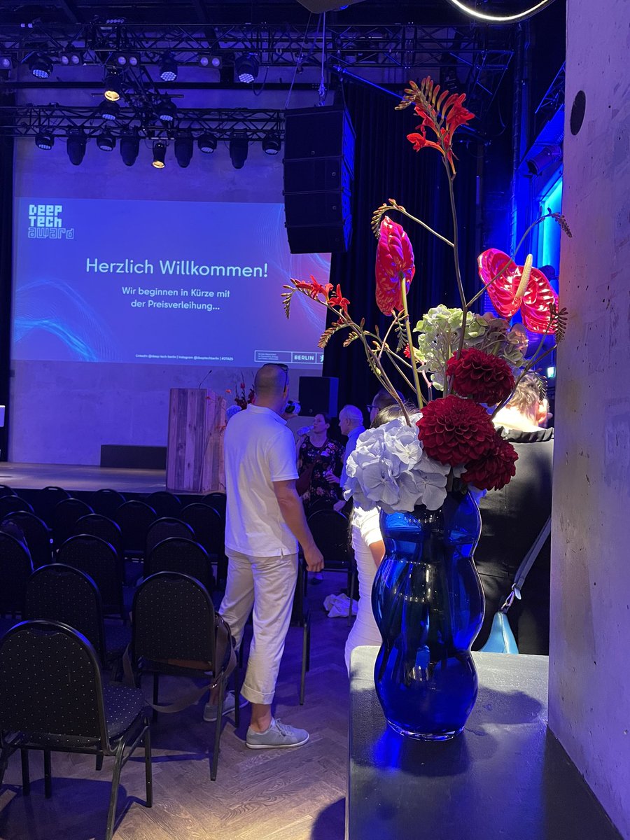 Uwe_Lutz_'s tweet image. Grüße vom #DeepTechAward im Säälchen am coolen #Holzmarkt. 

Es gibt Kühlung… 😎😅