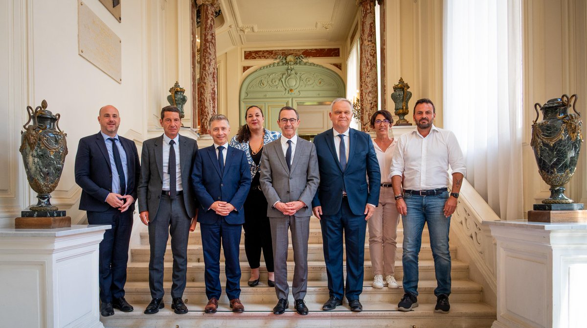 Avec <a href="/BrunoRetailleau/">Bruno Retailleau</a>, j’ai rencontré les associations d’élus locaux pour leur présenter les grandes lignes du projet de loi sur les polices municipales.
Ce texte doit donner aux maires une boîte à outils où choisir des mesures adaptées à leur territoire.