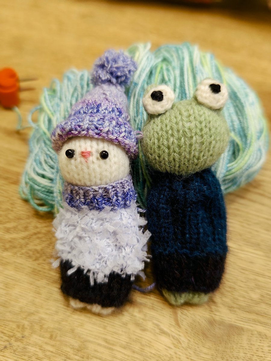 仕事がずっと忙しい…
昨日でやっと少し山を超えた気がします。明日からは後回しにしていた仕事の山に取り掛かります。

写真は通勤時間中に少しずつ編み進めている子たち。編み機をさわる時間が欲しい(›´ω`‹ )
 #あみぐるみ  #棒ぐるみ