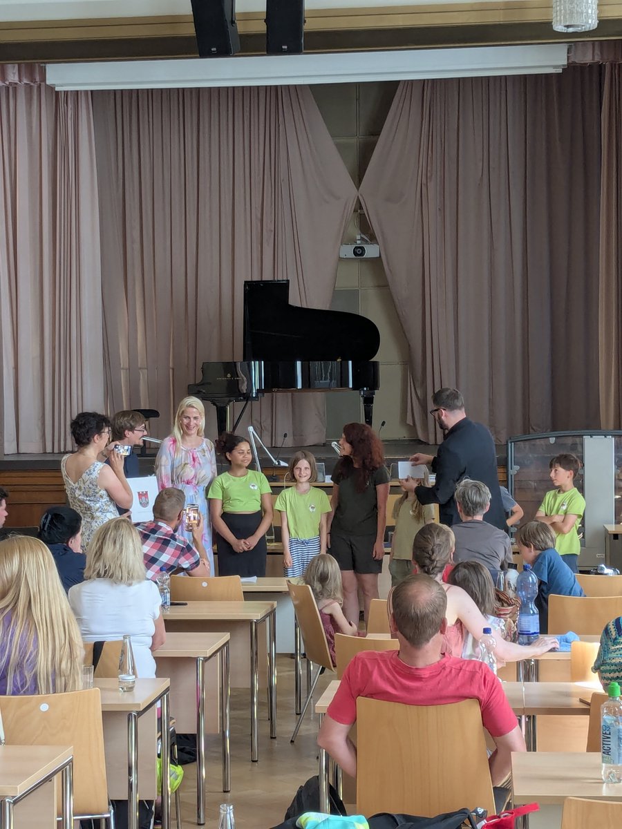 Linksfraktion Pankow (@linkebvvp) on Twitter photo Vor der #BVV wurde heute noch der Umweltpreis #Pankow verliehen. Wir gratulieren allen Preisträger*innen. 👏Unser klimapol. Sprecher <a href="/JuStPankow/">Jurik Stiller</a> hielt die Laudatio für die Junior-#Ranger, engagierte Schüler*innen die zusammen mit den #Stadtnatur-Rangern Schutzgebiete betreuen. 🌍 Vor der #BVV wurde heute noch der Umweltpreis #Pankow verliehen. Wir gratulieren allen Preisträger*innen. 👏Unser klimapol. Sprecher <a href="/JuStPankow/">Jurik Stiller</a> hielt die Laudatio für die Junior-#Ranger, engagierte Schüler*innen die zusammen mit den #Stadtnatur-Rangern Schutzgebiete betreuen. 🌍