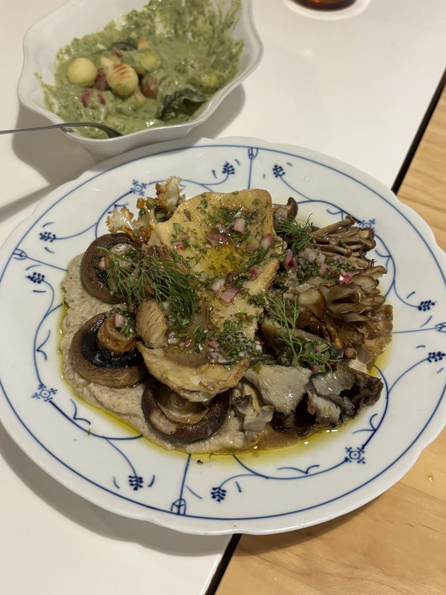 naengteol2's tweet image. 망원 유알티 🤤
오랜만에 가서 신메뉴 먹어보고 옴 ! 고사리파스타 고사리가 입에서 녹는다 ...
내 원래 원픽은 바질크림뇨끼지만 황제버섯 구이&후무스도 진짜 고급지게 맛있고
미트볼 토마토스튜와사워도우도 .. 아는 맛이 맛있다.. 요 세 메뉴를 가장 추천합니다🥇💛👍
#나의비거니즘일기