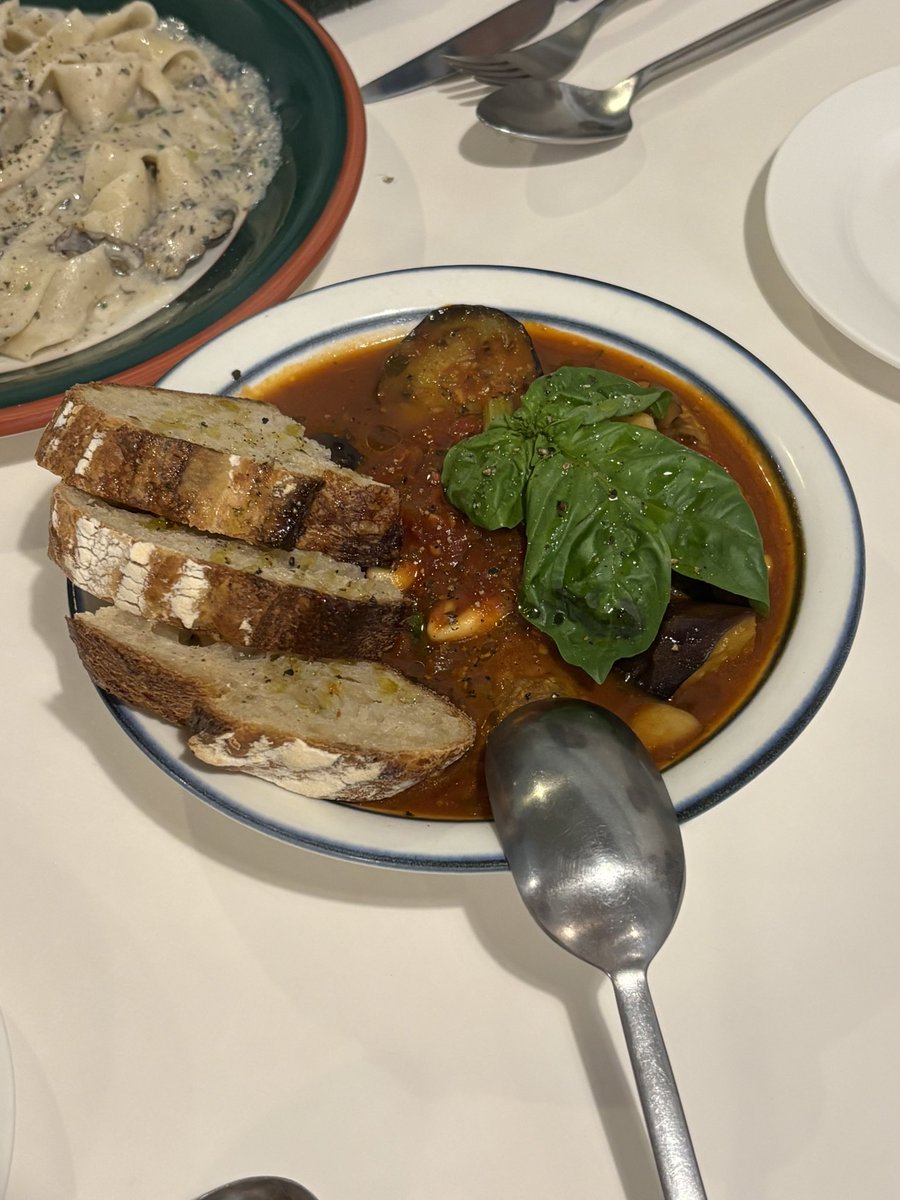 naengteol2's tweet image. 망원 유알티 🤤
오랜만에 가서 신메뉴 먹어보고 옴 ! 고사리파스타 고사리가 입에서 녹는다 ...
내 원래 원픽은 바질크림뇨끼지만 황제버섯 구이&후무스도 진짜 고급지게 맛있고
미트볼 토마토스튜와사워도우도 .. 아는 맛이 맛있다.. 요 세 메뉴를 가장 추천합니다🥇💛👍
#나의비거니즘일기