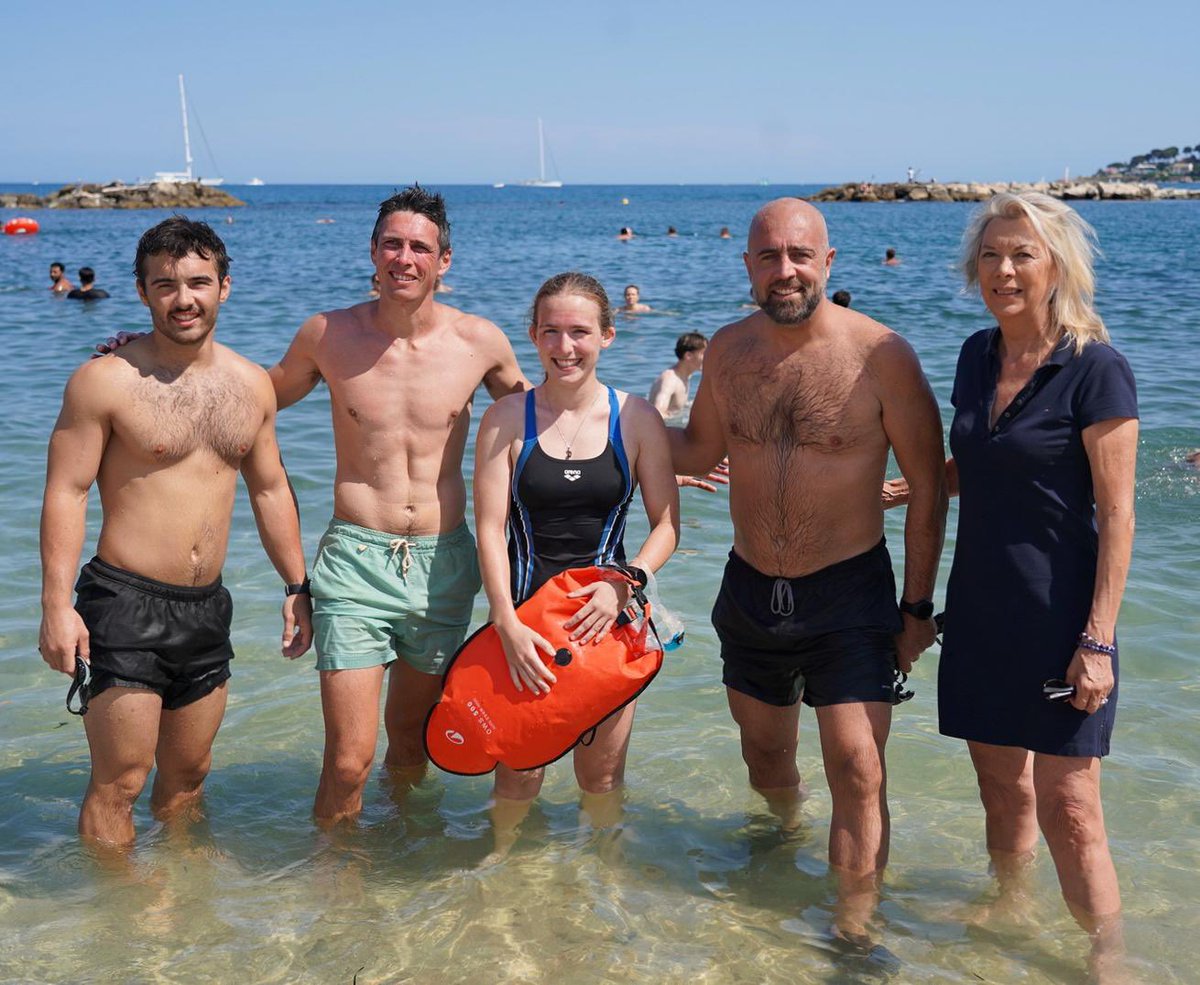 Antibes JLP (@antibes_jlp) on Twitter photo ⚓️ Les marins de la frégate Forbin relient Toulon à Antibes lors d’un quadrathlon pour une cause solidaire
🏊♀️ Une vingtaine de marins ont terminé leur périple sportif à la nage, entre les plages du Ponteil et de la Gravette avant d’être reçus en mairie par <a href="/JeanLeonetti/">Jean Leonetti</a> et ⚓️ Les marins de la frégate Forbin relient Toulon à Antibes lors d’un quadrathlon pour une cause solidaire
🏊♀️ Une vingtaine de marins ont terminé leur périple sportif à la nage, entre les plages du Ponteil et de la Gravette avant d’être reçus en mairie par <a href="/JeanLeonetti/">Jean Leonetti</a> et