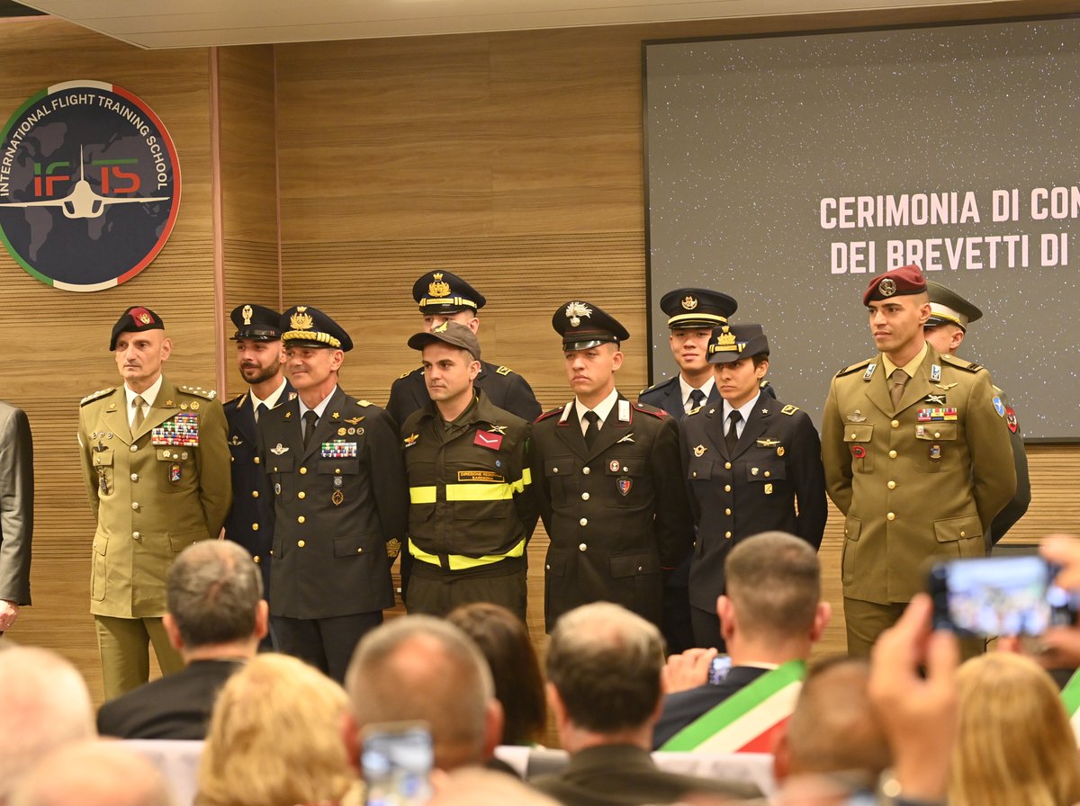 SM_Difesa's tweet photo. Gen #Portolano to new military pilots from π¦πΉ@bundesheerbauer π¬π·@HAFspokesman π©πͺ@Team_Luftwaffe & πΈπ¬@TheRSAF: βSincere congratulations, foreign colleagues, for successfully accomplishing the mission. Well done!β
#MilitaryTraining #InternationalCooperation #LeadershipInFlight https://t.co/40Jps7oqrk