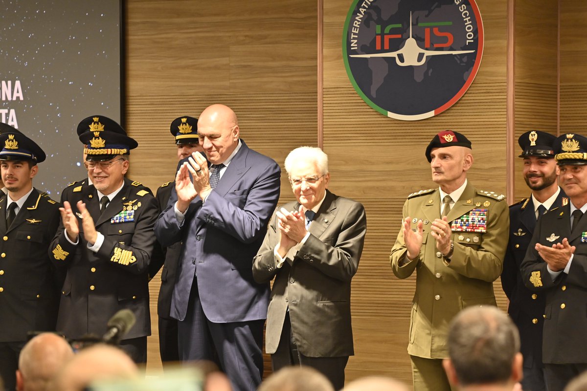 SM_Difesa's tweet photo. Gen #Portolano to new military pilots from π¦πΉ@bundesheerbauer π¬π·@HAFspokesman π©πͺ@Team_Luftwaffe & πΈπ¬@TheRSAF: βSincere congratulations, foreign colleagues, for successfully accomplishing the mission. Well done!β
#MilitaryTraining #InternationalCooperation #LeadershipInFlight https://t.co/40Jps7oqrk