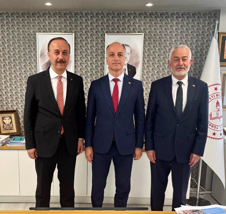 Sayın Valimiz Abdullah Erin ile birlikte, Milli Eğitim Bakanlığı İnşaat ve Emlak Genel Müdürü Sayın Özcan Duman’ı makamında ziyaret ettik.
İlimizde devam eden eğitim yatırımları ve yeni okul projeleri üzerine verimli bir istişare gerçekleştirdik.