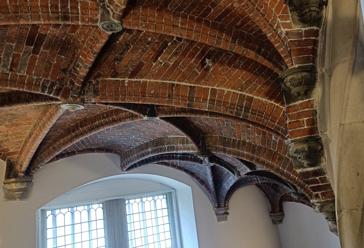 nykledijkstra's tweet photo. Restauratie van de monumentale Kanselarij, indrukwekkend staaltje vakwerk door @Hdkeyser https://t.co/LVLAWHzgaR