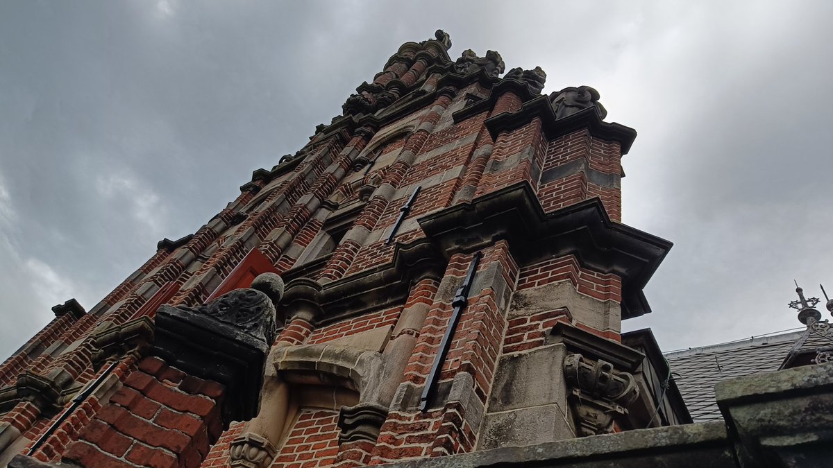 nykledijkstra's tweet photo. Restauratie van de monumentale Kanselarij, indrukwekkend staaltje vakwerk door @Hdkeyser https://t.co/LVLAWHzgaR