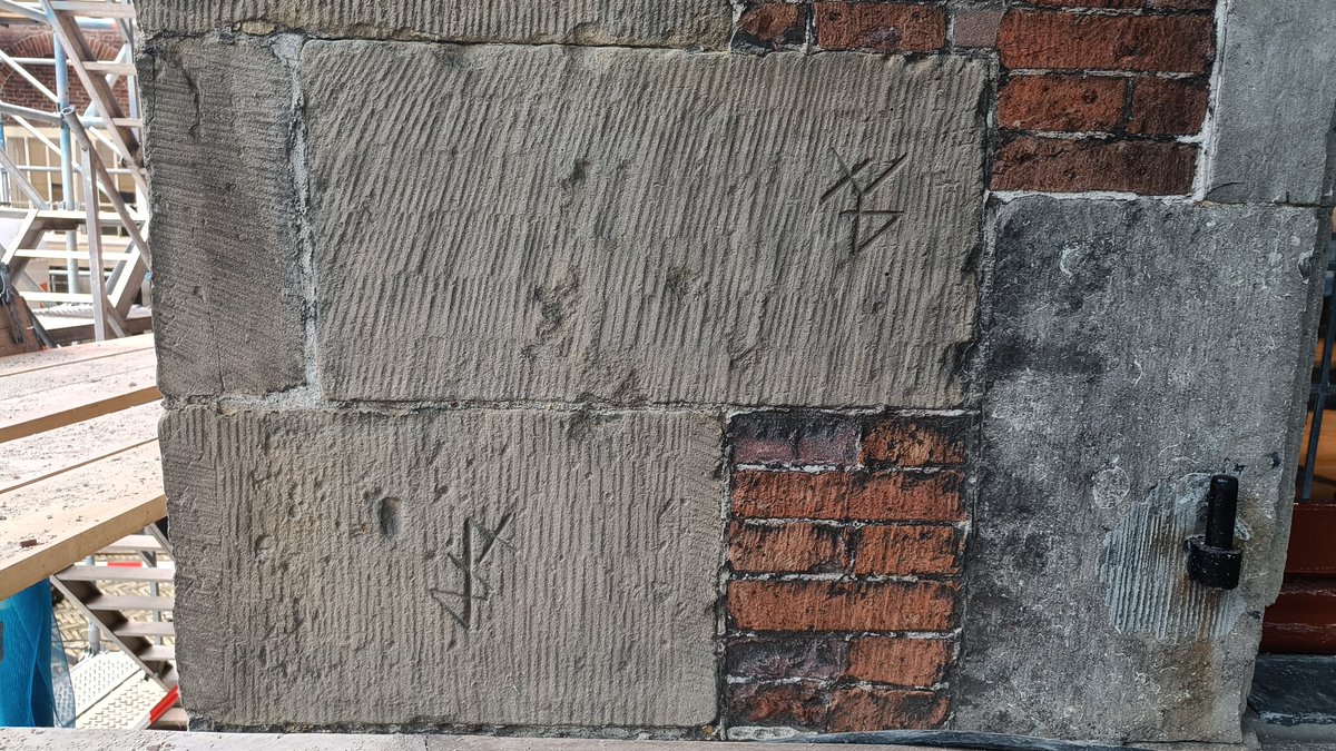 nykledijkstra's tweet photo. Restauratie van de monumentale Kanselarij, indrukwekkend staaltje vakwerk door @Hdkeyser https://t.co/LVLAWHzgaR