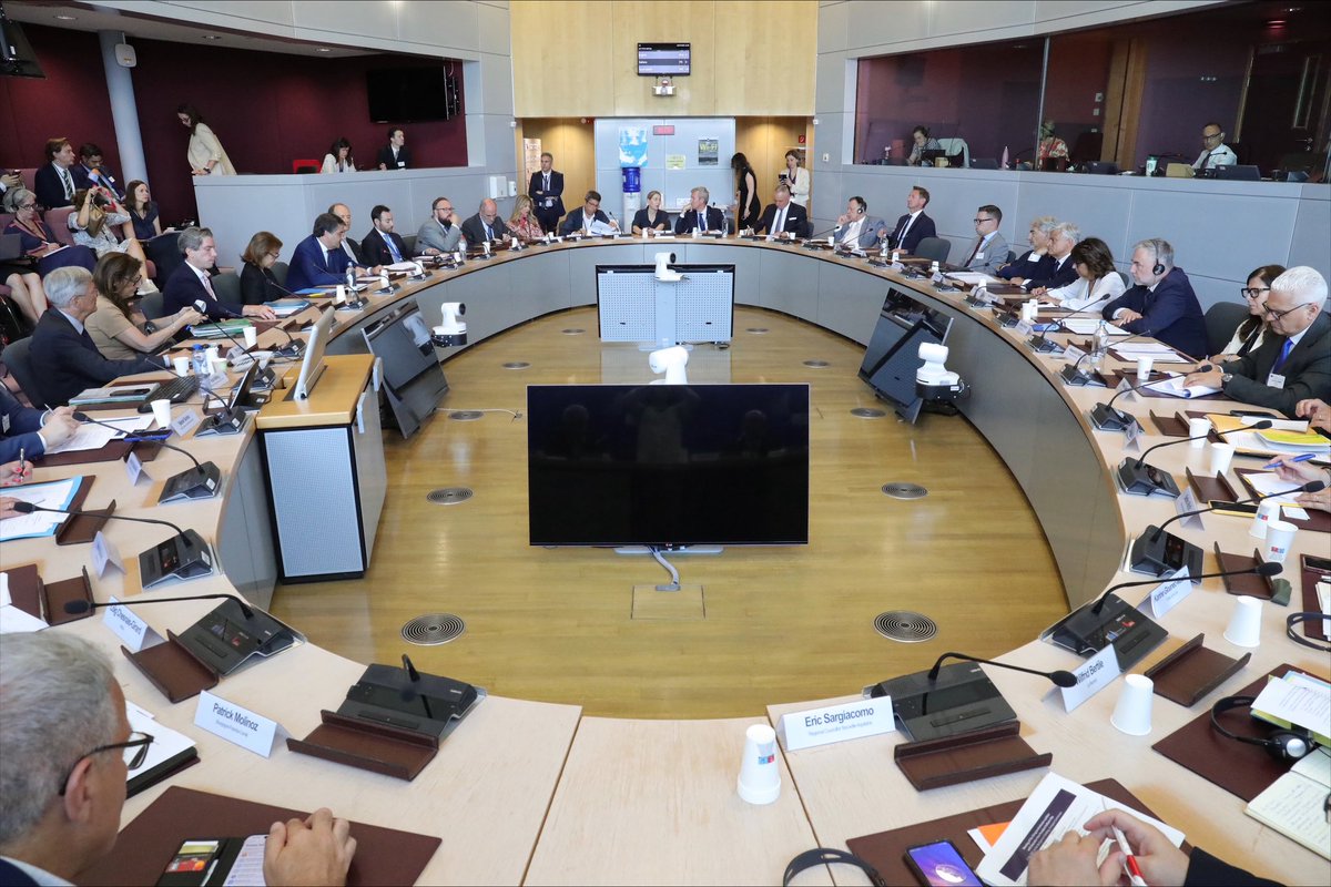 La presidenta de la <a href="/Junta_Ex/">Junta de Extremadura</a>, <a href="/MGuardiolaM/">María Guardiola</a>, asiste a una reunión con el vicepresidente de Cohesión y Reformas de la <a href="/EU_Commission/">European Commission</a>, <a href="/RaffaeleFitto/">Raffaele Fitto</a>, y representantes regionales europeos donde se ha defendido que los nuevos retos de la UE no vayan en detrimento de la cohesión